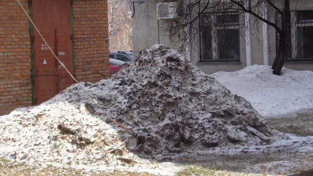 Грязный снег весной. Грязный снег. Грязный снег во сне. Куча грязного снега. Грязный снег во сне.