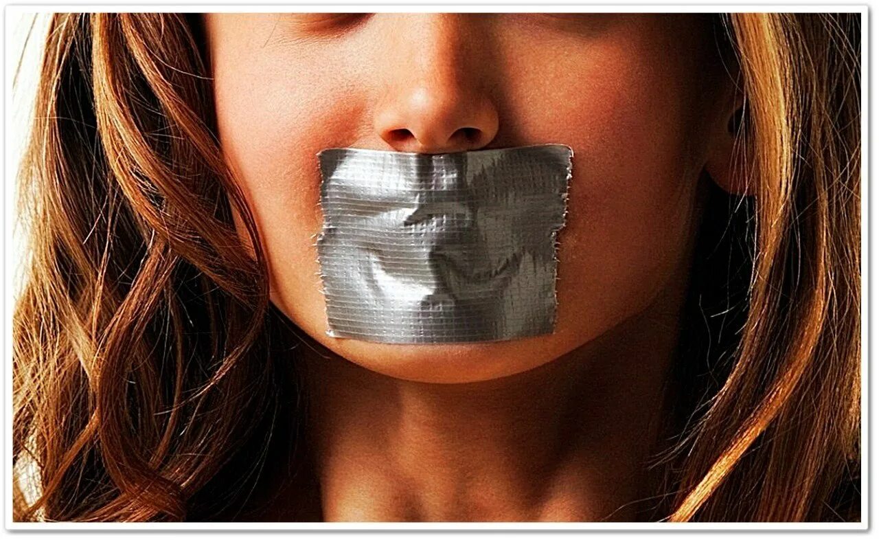 красивая девушка с заклеенным ртом. человек со склеиным ртом. девушка с заклеенным ртом. закрой мне рот скотчем. девушка с закрытым ртом.