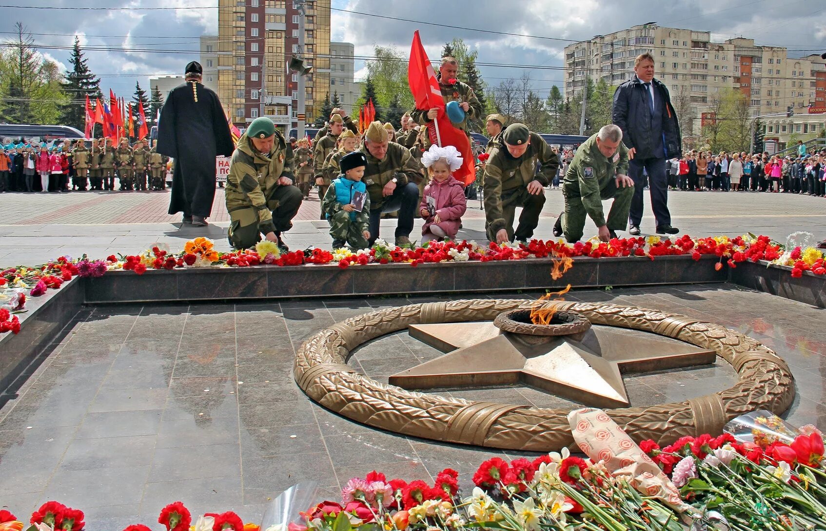 Где город победа. Вечный огонь на площади Победы во Владимире.