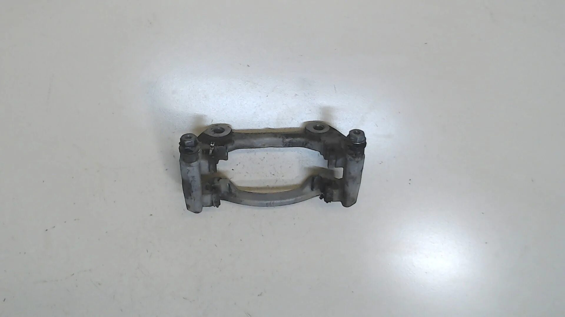 Скоба суппорта шевроле авео т250 артикул. Скоба суппорта шевроле. Скоба суппорта шевроле круз 2112 задняя. 5 артикул. Скоба суппорта шевроле.