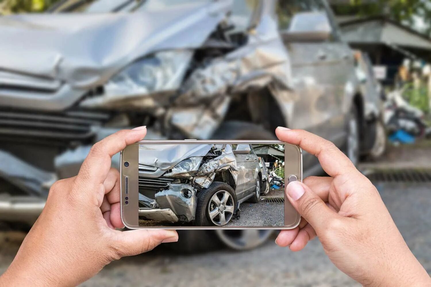 Оформить дтп после аварии. Фотографирование автомобиля. фотографирует автомобиль. фотографирование места дтп. человек фотографирует машину.