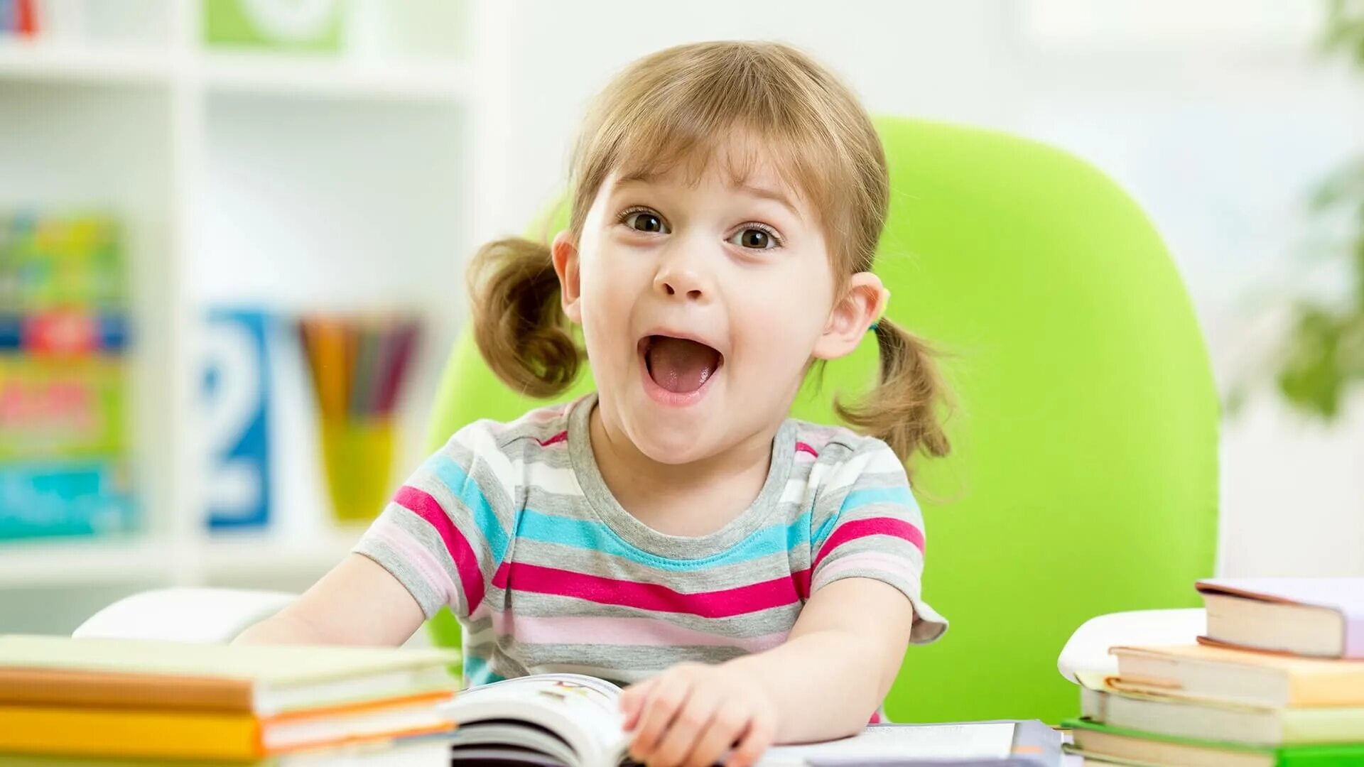 Задумчивый ребенок. Ученики начальных классов. Дошкольники. Дети младшего школьного возраста. Радостные дети в школе.