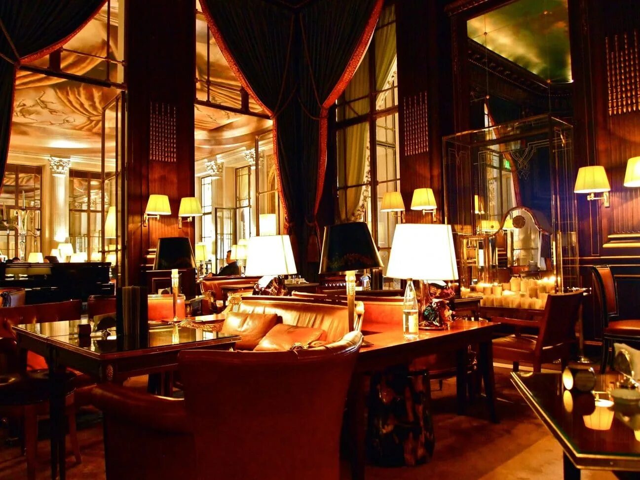 Le bar. Plaza athenee. Laperouse ресторан париж. Saint-germaine-des-prés ресторан в париже. Plaza athenee paris.