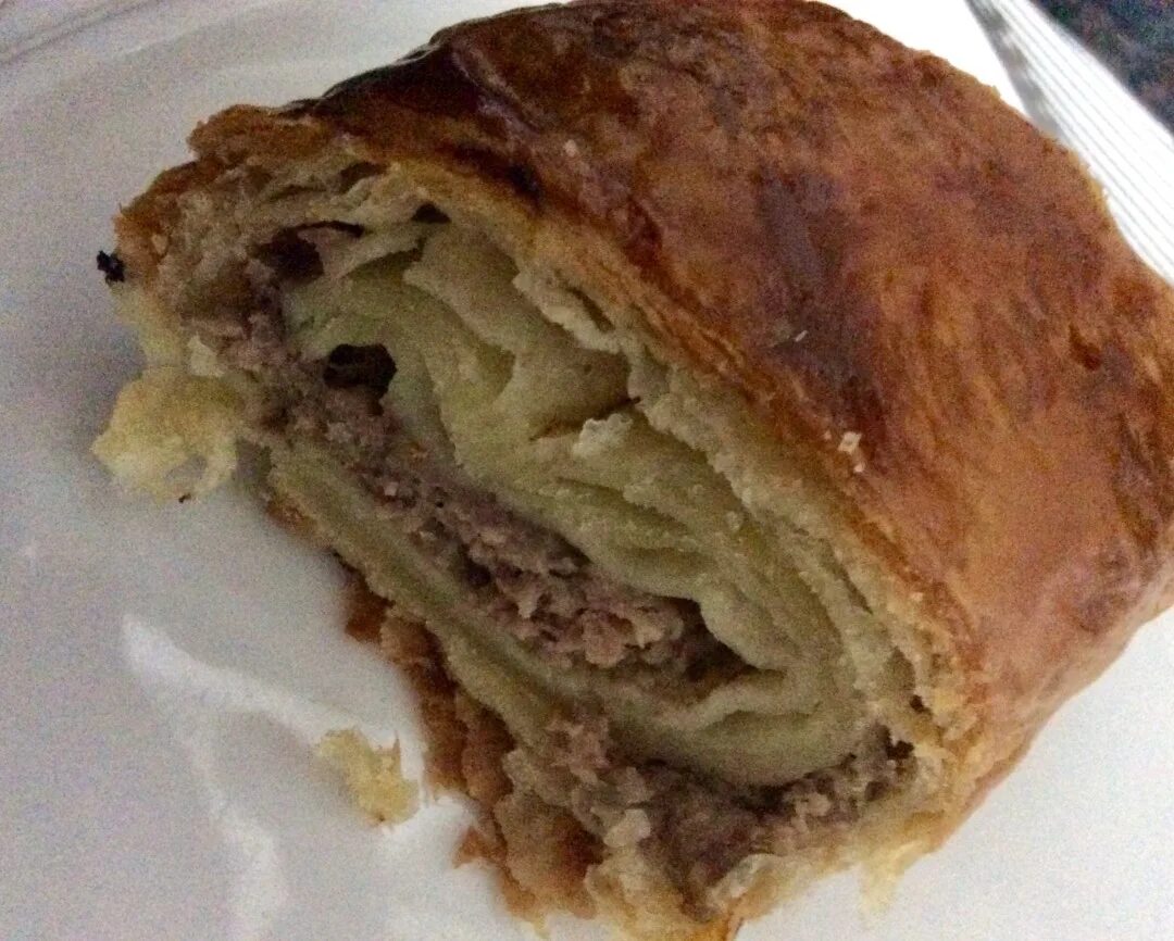 Фарш в тесте. Мясной рулет в тесте. рулет из фарша в слоеном тесте. рулет из фарша в тесте. мясной рулет с фаршем в тесте.