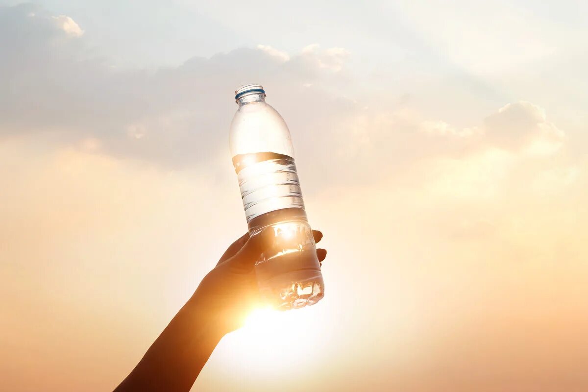 Бутылка воды на солнце. Бутылка для воды. Бутылка на солнце. Бутылка с водой на фоне солнца. Бутылка воды в руке