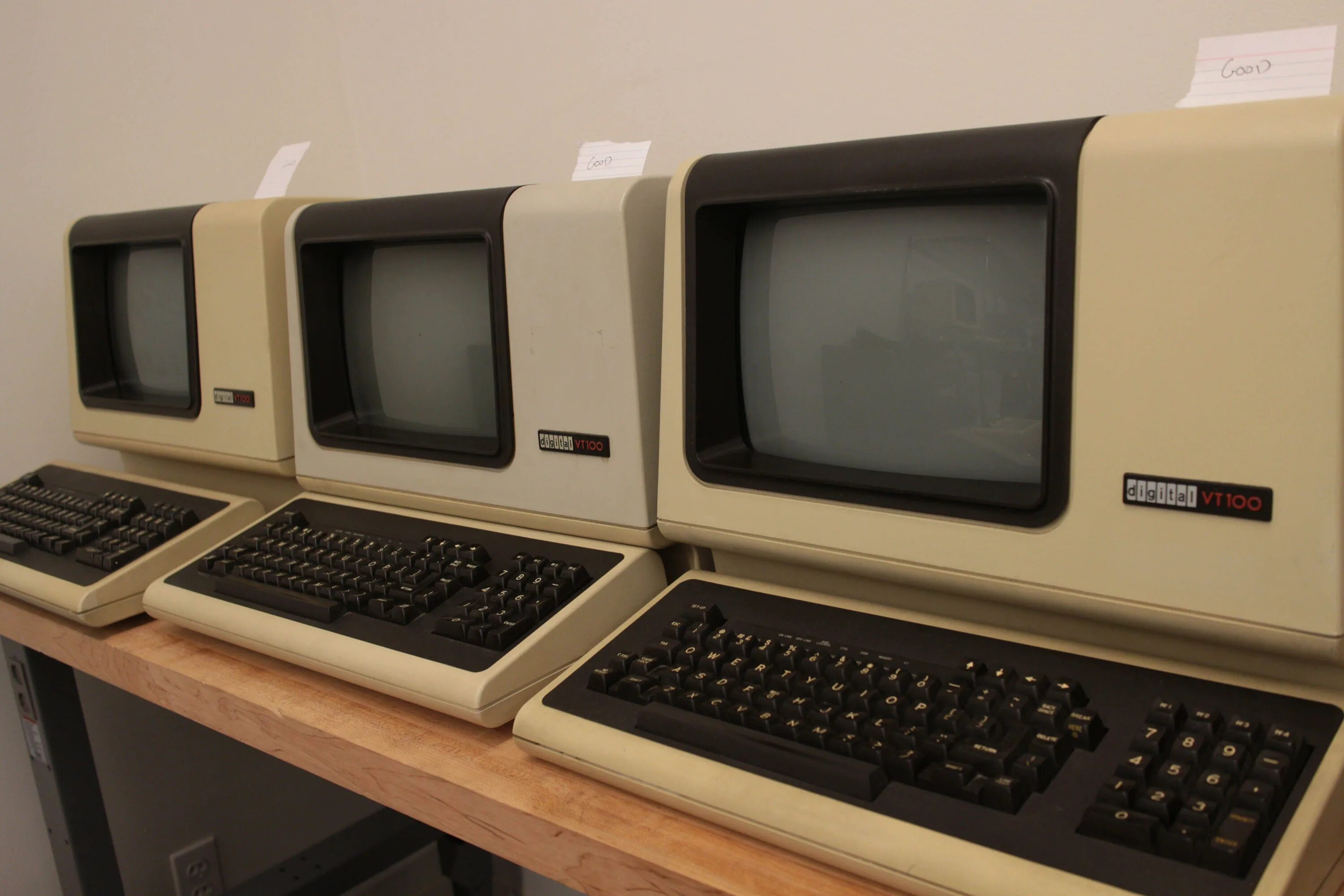 Your computers old. Ретро apple 1. old pc. apple old old. old computer 2015.