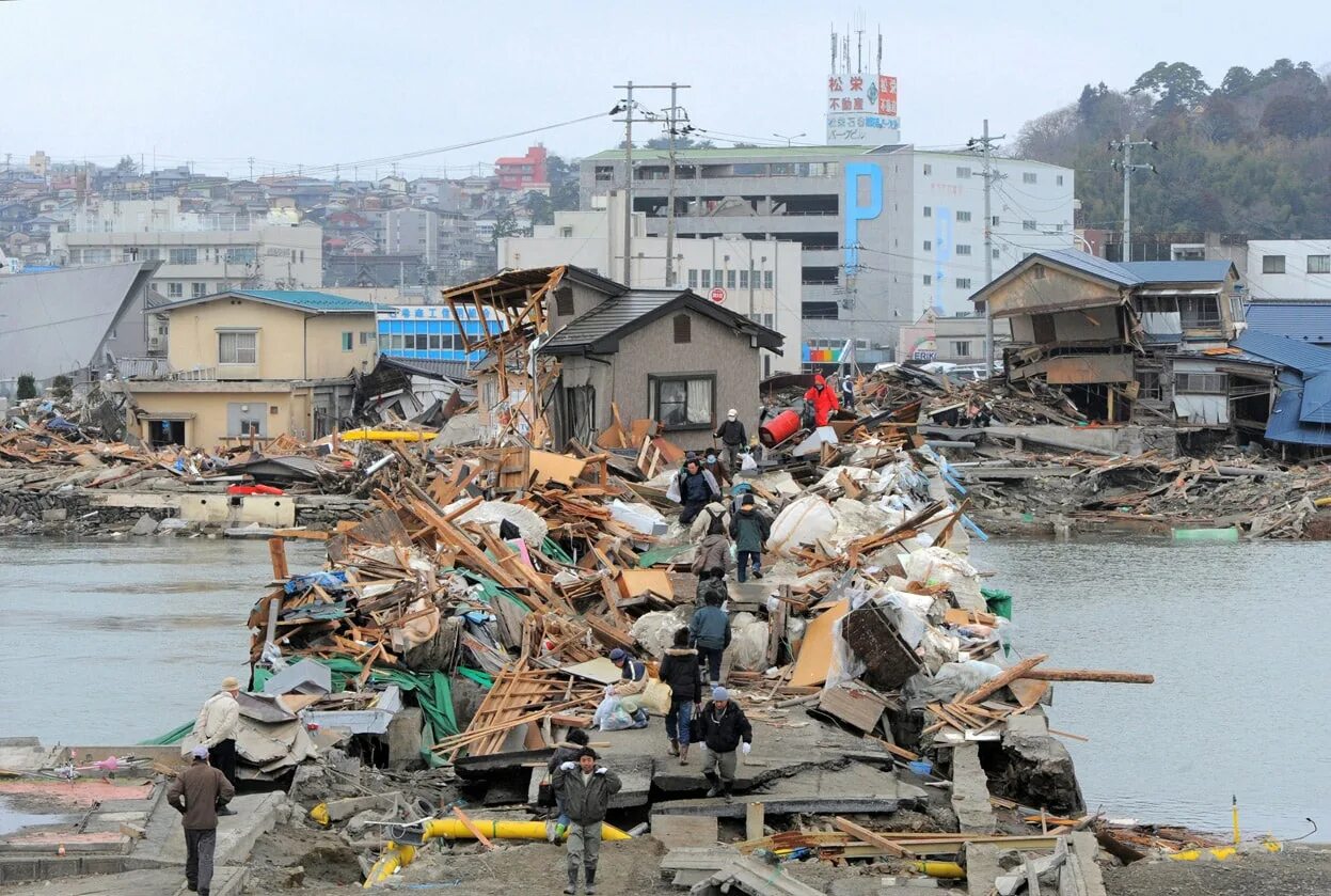 Землетрясение цунами. ЦУНАМИ В Японии в 2011. Землетрясение Тохоку 2011. ЦУНАМИ Фукусима 2011.