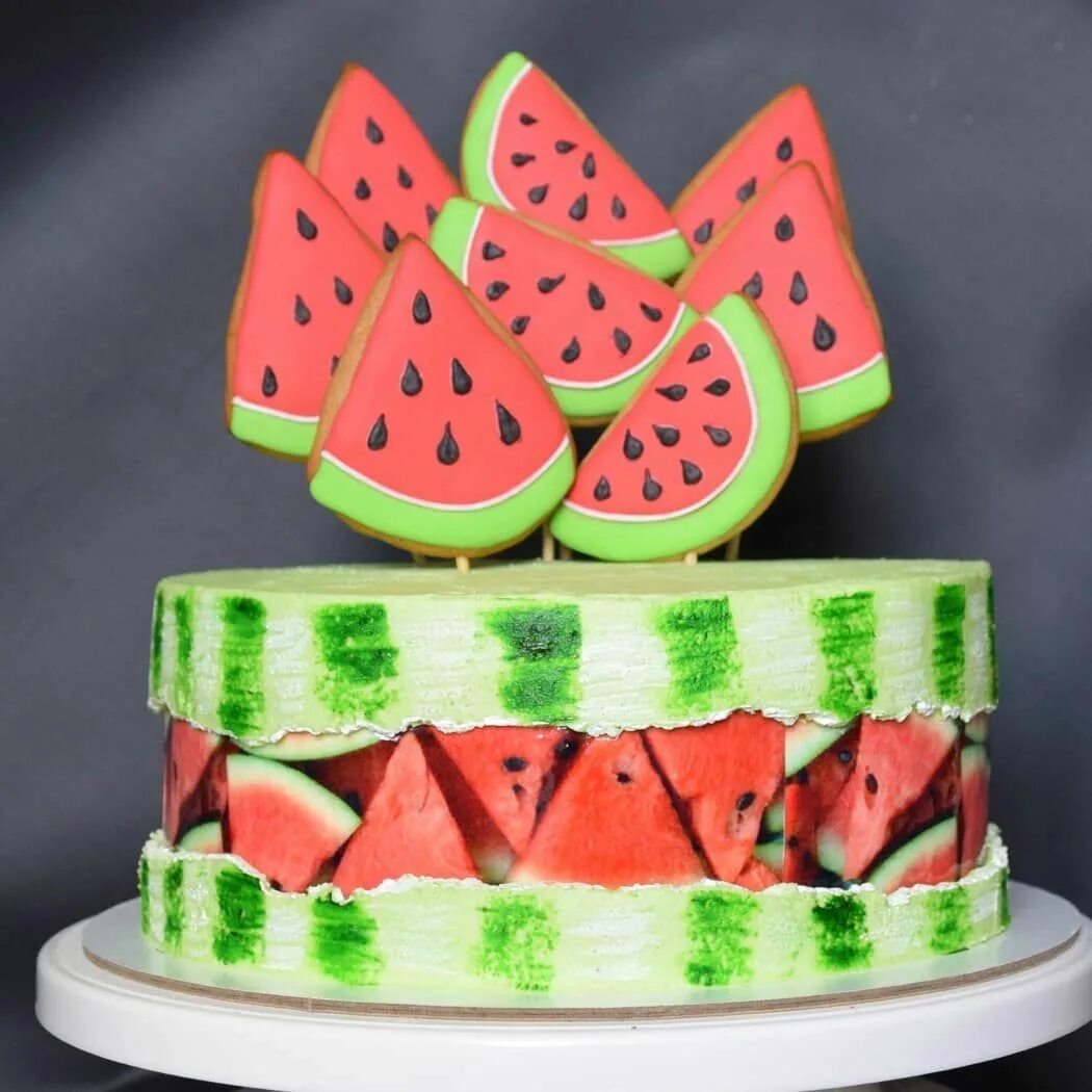 торт арбузная долька. тортик арбуз. торт из арбуза на день рождения. торт в виде арбуза. торт из арбуза.