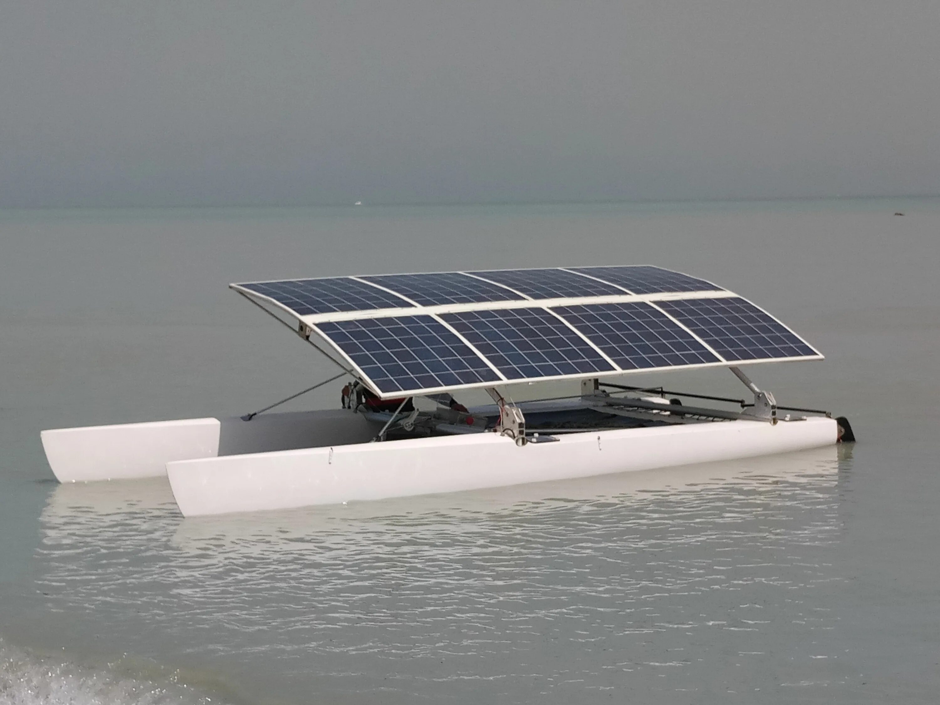 Купить мужские на солнечных батареях. 570 Solar лодка. Катер на солнечных батареях. Лодка на солнечных панелях. Лодка на солнечной энергии.