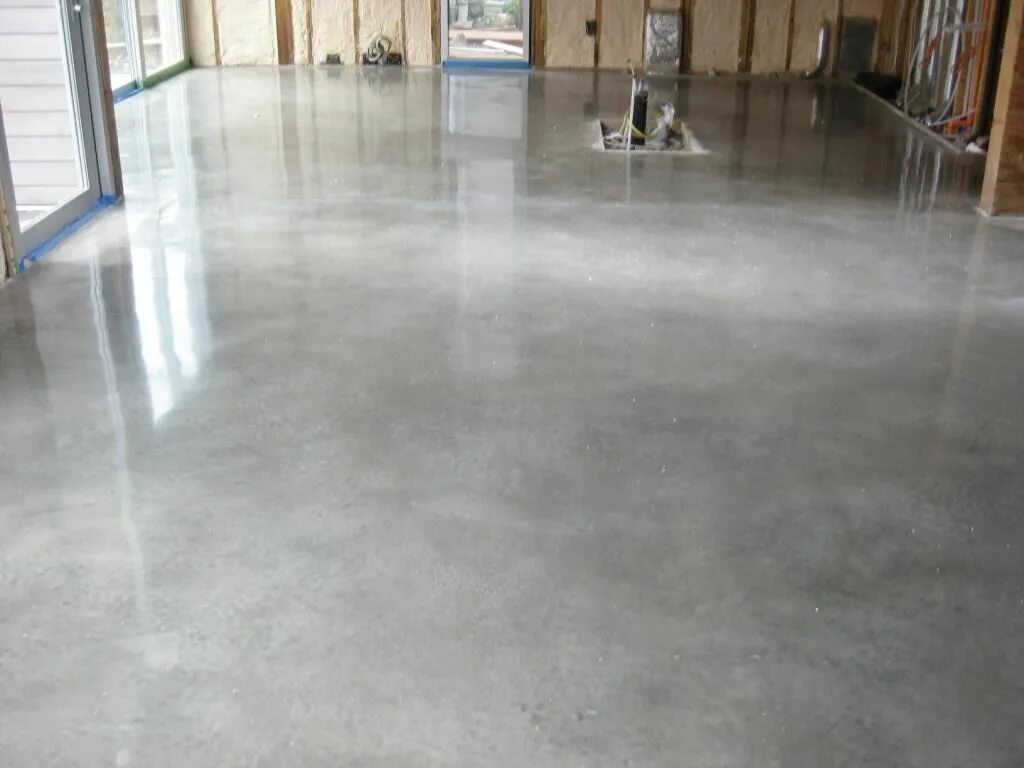 Покрытие бетонного пола купить. Полимерцементный наливной пол. Наливной пол бетонный самовыравнивающийся. Шлифованный полированный бетонный пол. Наливной пол на бетонный пол.