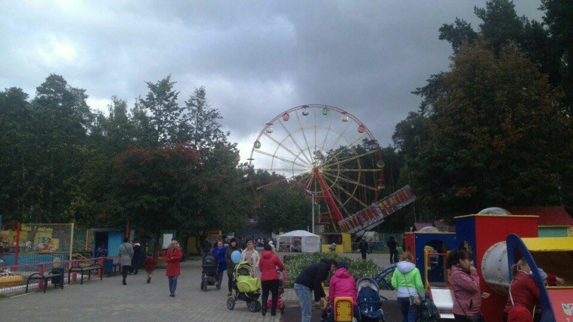 Где в закамске можно. Парк Закамск Пермь. Парк культуры Закамск Пермь. Парк культуры в Закамске Пермь. Парк аттракционов в Закамске Пермь.