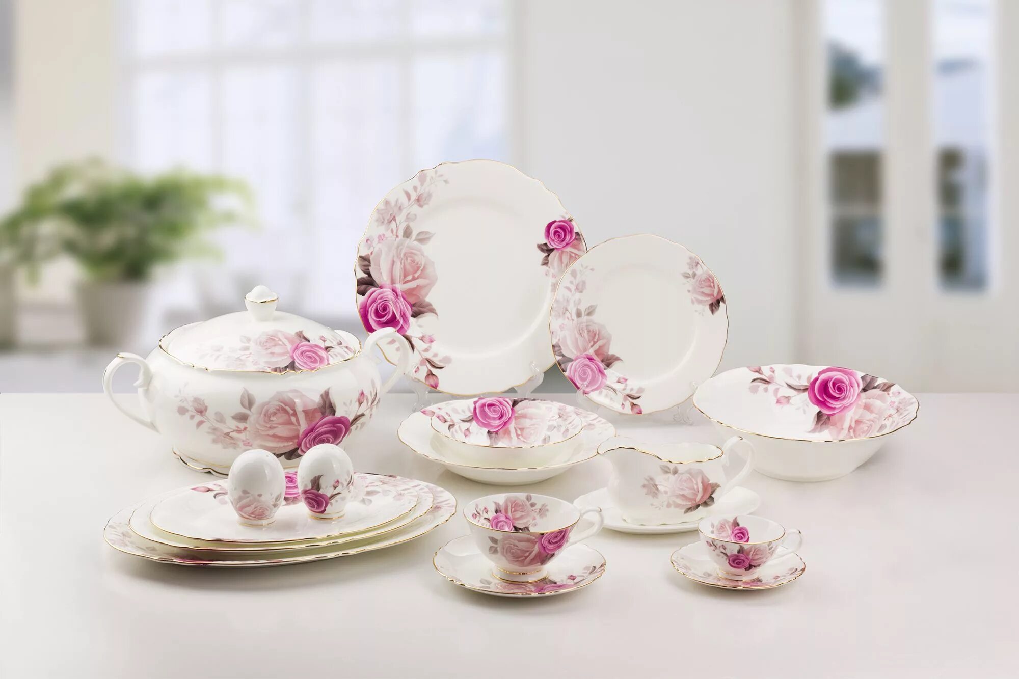 Набор небьющейся посуды. Посуда красивая нежная. Разбитая фарфоровая посуда. Симбирская 157 саратов безант. Необычная керамическая посуда.