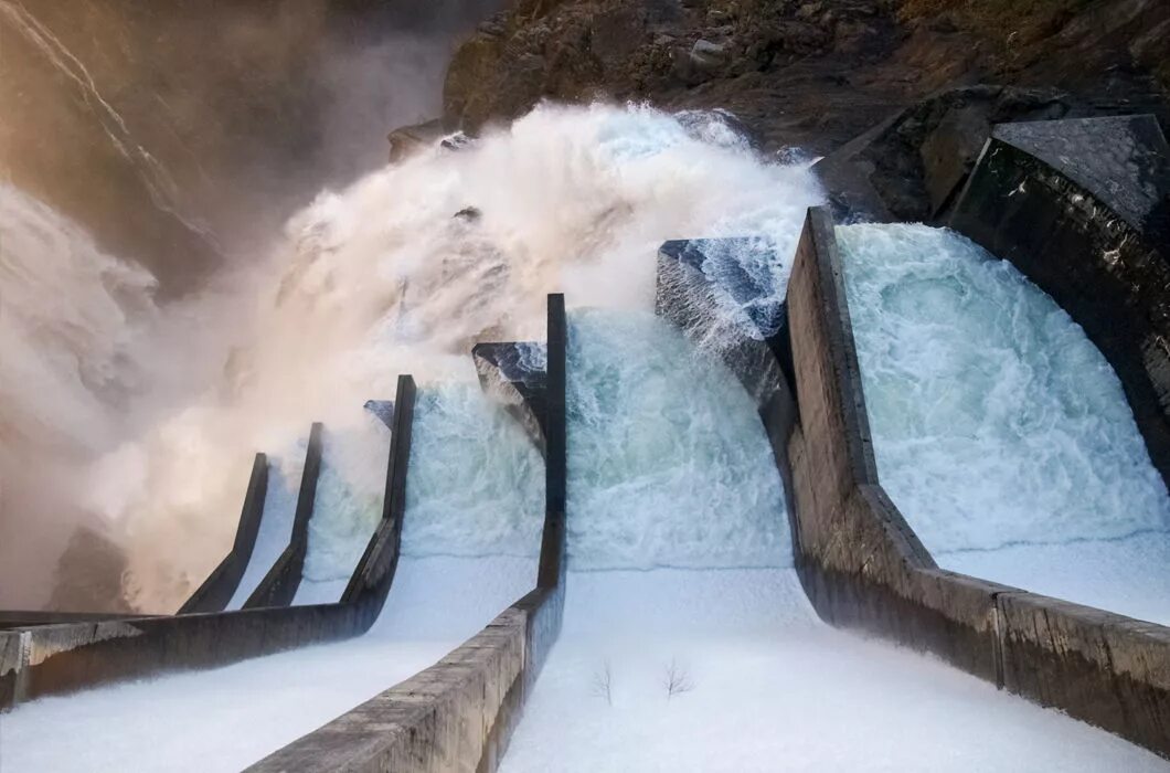 Люди перегородили реку большой плотиной вода выше. Энергия воды. Великая рукотворная река. Энергия воды картинки. Дамбы это история 5.