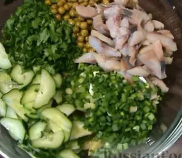 Селедка с картошкой и зеленым горошком