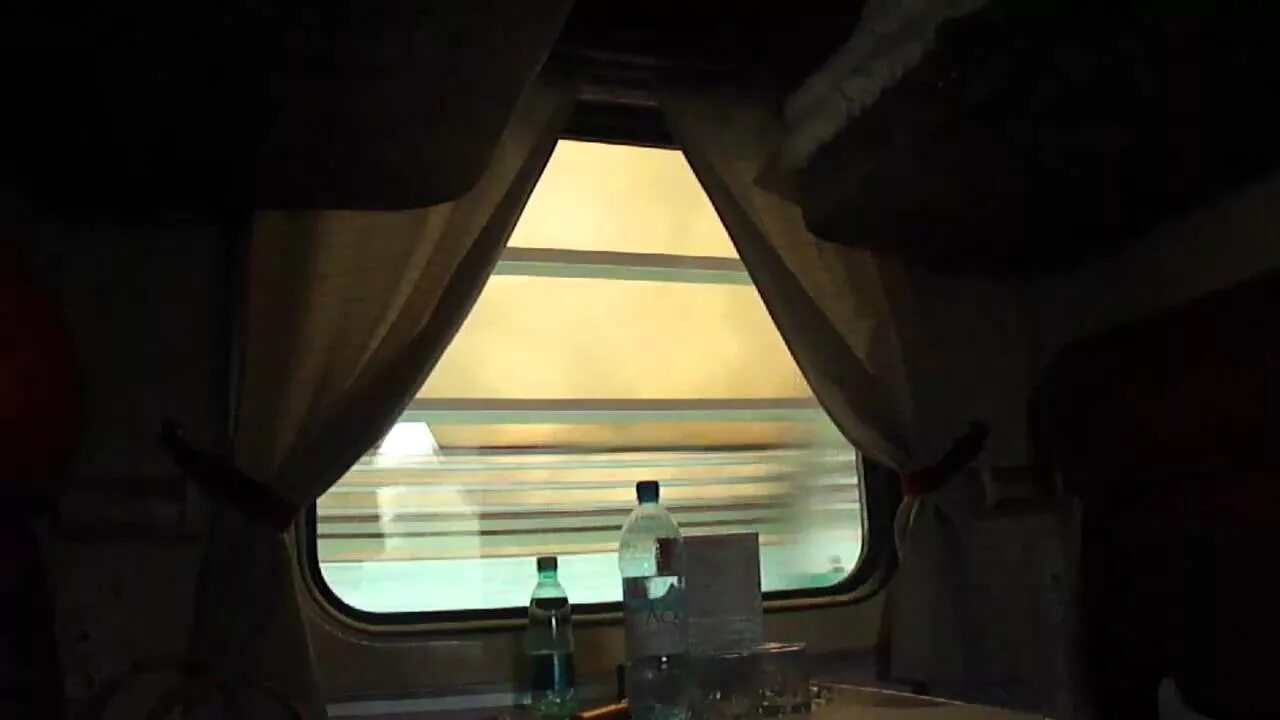 Москвича увидевшего липецк из окна поезда доставили. Окно поезда. из окна поезда. вид из окна поезда ночью. купе поезда ночью.