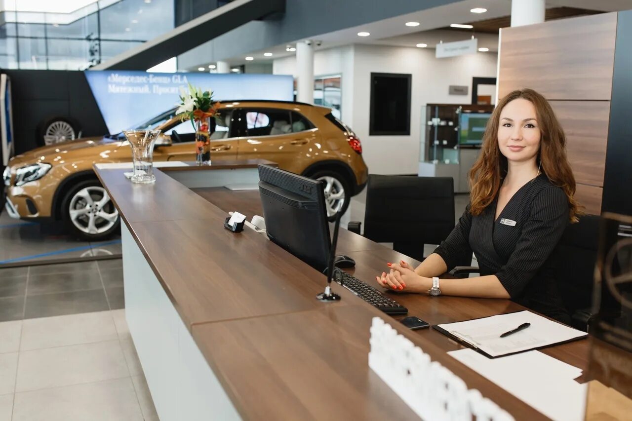 Работа в автосалоне. Ресепшн мерседес бенц. автосалон. работник автосалона. машины в автосалоне.
