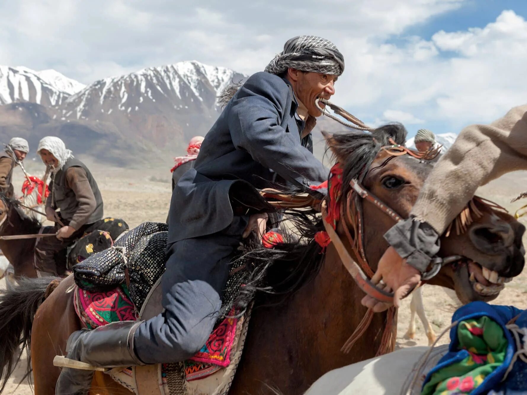 Какие есть кочевые народы. Козлодрание в Киргизии. Киргизы кочевники. Кыргызы кочевники. Кочевники на лошадях.