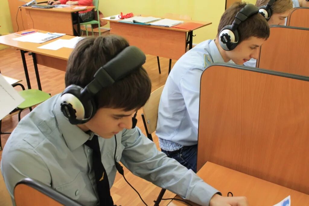 Аудирование рабочая. Аудирование рабочая. Аудирование по английскому фото. Подросток с наушниками. Дети за компьютером в школе.
