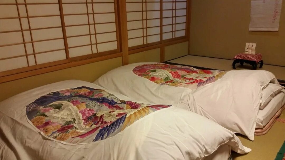 Спать на матрасе без кровати. Японская кровать матрас на полу. Матрас чтобы спать на полу. Матрас без кровати на пол. Сплю без матраса