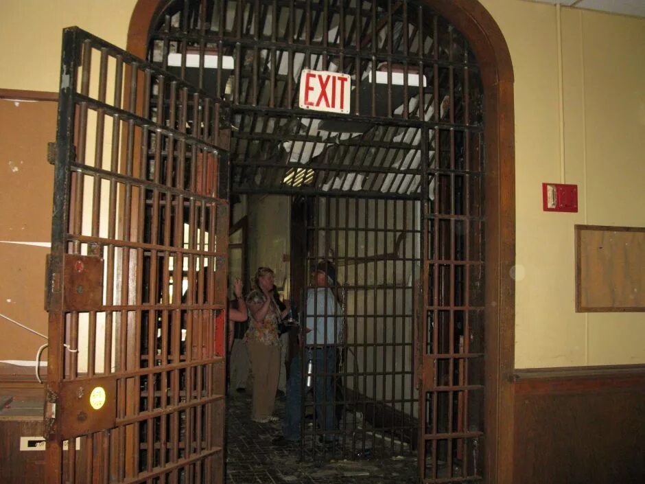 Мара сальватруча 13 лидер банды. Колония строгого режима самара. Обама закрытие тюрьмы гуантанамо. Сизо 1 бишкек фото. Alcatraz тюрьма.