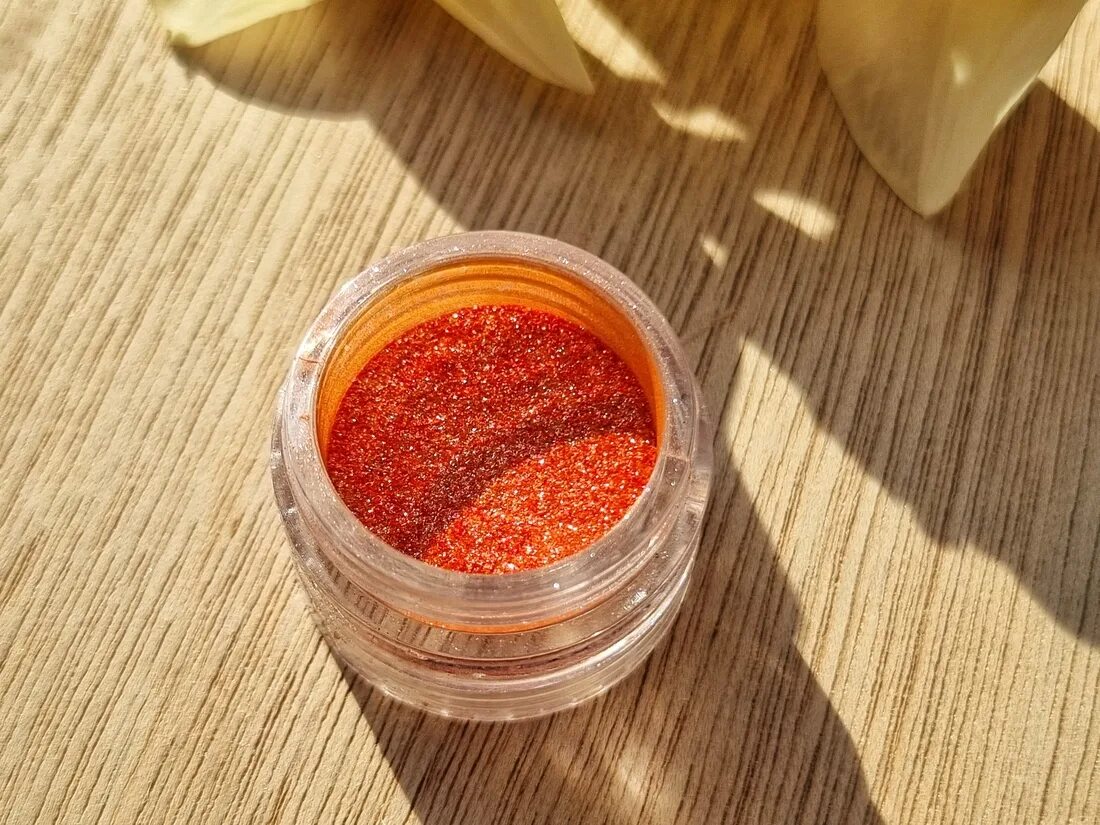 Прозрачный пигмент для глаз. Фотохромные красители. Gusto", оранжевый, 7г. Желтые тени на голубых глазах. Краситель солнечный закат желтый е110.