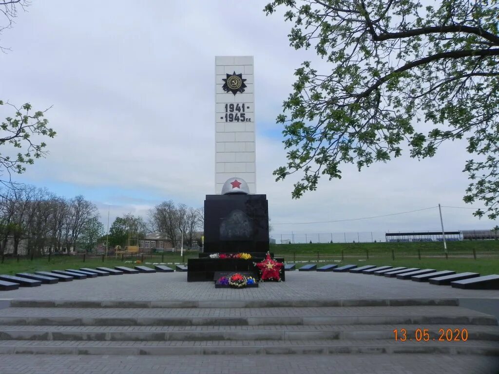 Матвеев курган на завтра. Матвеев Курган мемориал. Кульбаково Ростовская область Матвеево Курганский. Матвеево-Курганский район памятник мемориал. Мемориалы погибшим воинам Матвеев Курган.