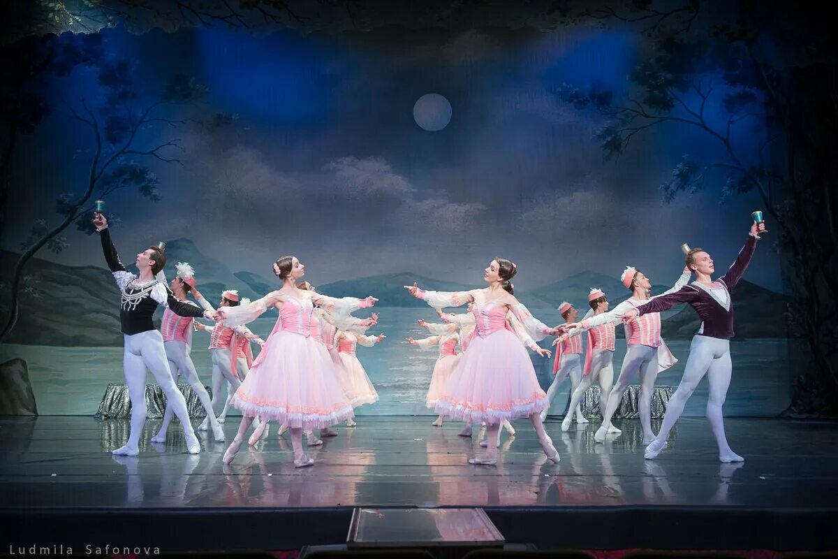 Театр балет лебединое озеро. Лебединое озеро балет большой театр. Лебединое озеро большой театр. Большой театр в москве лебединое озеро. Балет лебединое озеро это классика?.