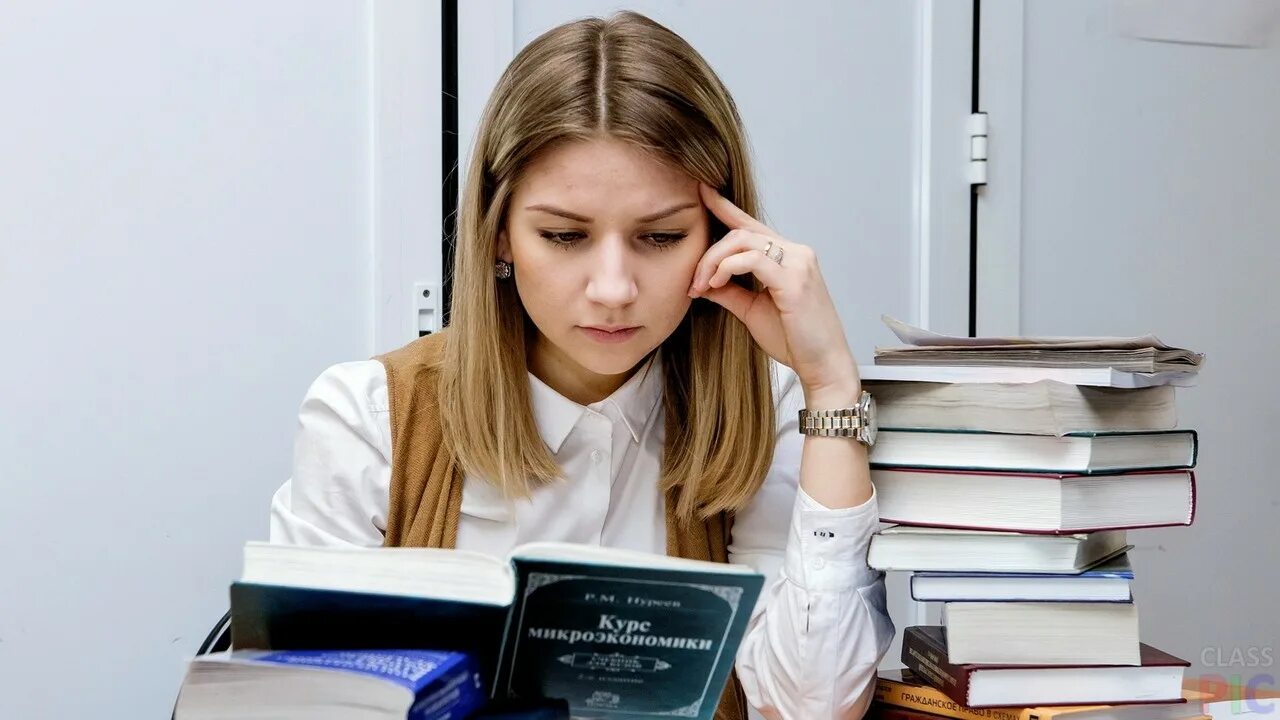 Является студенткой. Является студенткой