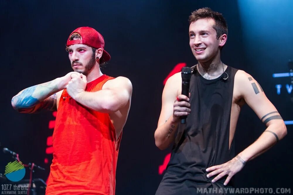 A twenty one pilots. Джош 21 pilots. вокалист 21 pilots. 21 пилот группа солист. джош 21 pilots сейчас.