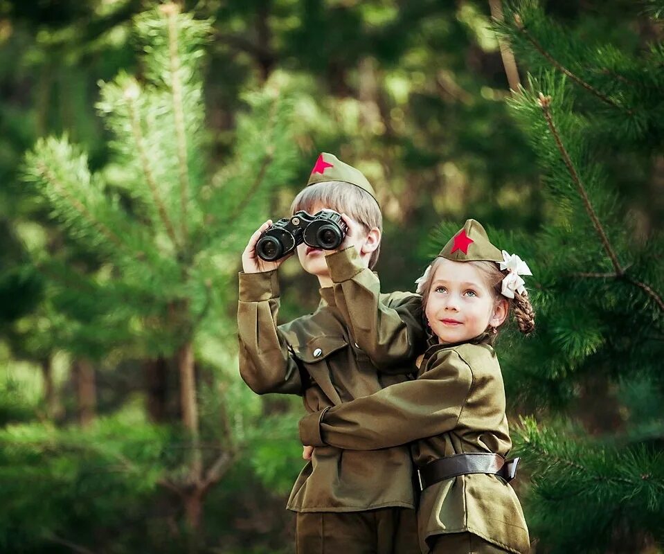 Семья 23 февраля. Детская фотосессия в военной форме. Малыш в военной форме. Мальчик и девочка в военной форме. Военная тематика для детей.