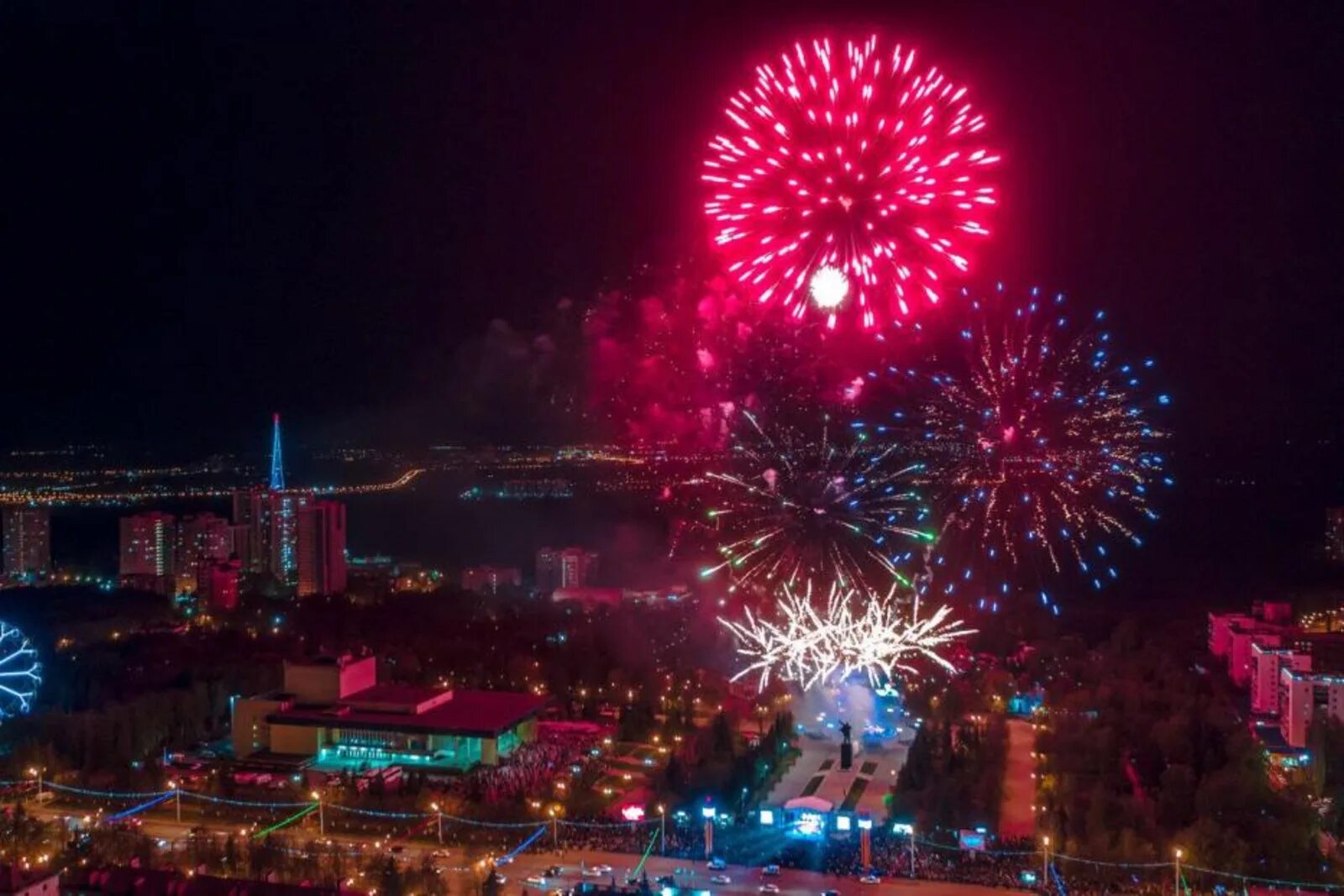 В уфе будет салют. Салют в уфе 9 мая. 9 мая парад салют. день победы салют. торжественный салют 9 мая.
