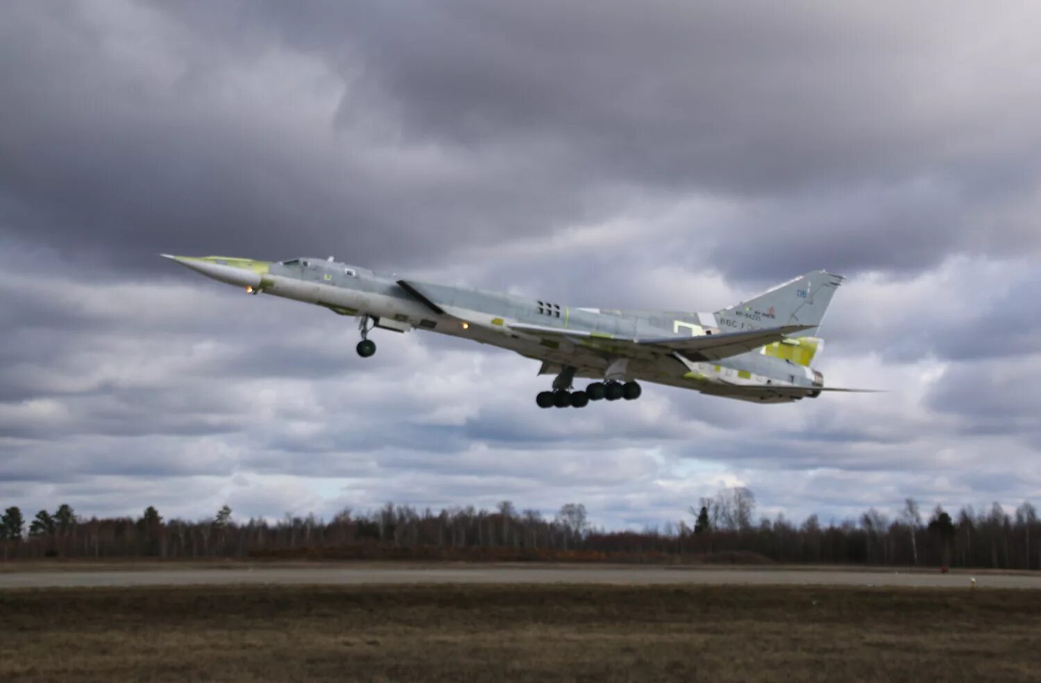 Бомбардировщик ту-22м3м. Ту-22м3 Дальний бомбардировщик. Стратегический бомбардировщик ту-22м3. Бомбардировщики России ту 22 м 3.