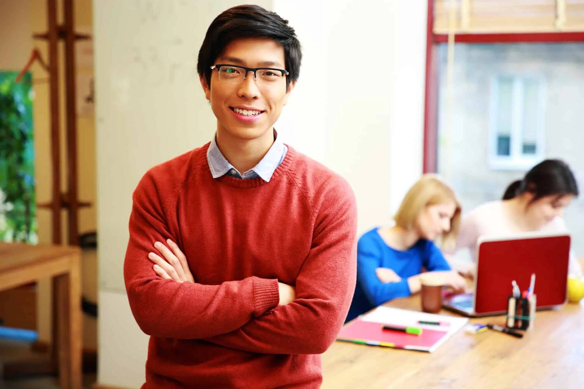 He a student now. Студенты азиаты. Студент Азиат в Англии. Молодые Азиат студенты. Группа азиатов студентов.