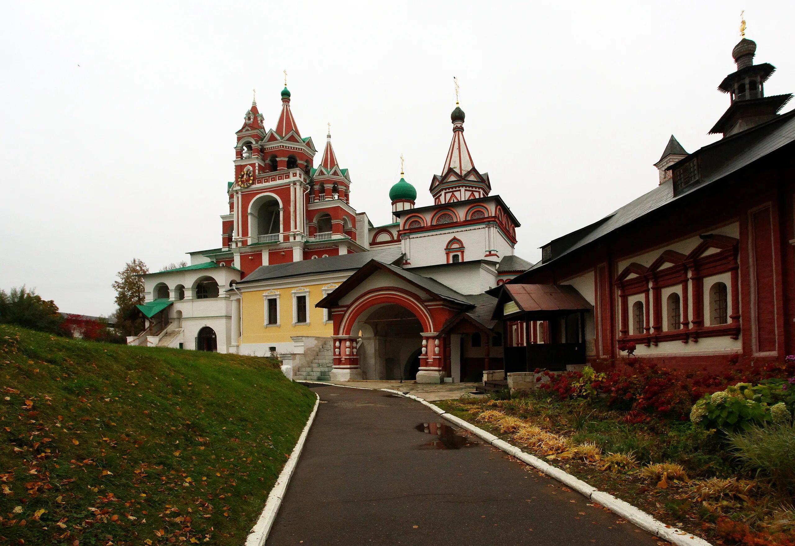 Окрестности звенигорода. Саввино-Сторожевский монастырь Звенигород. Сторожевский монастырь в Звенигороде храм. Саввино-Сторожевский монастырь Преображенский храм.