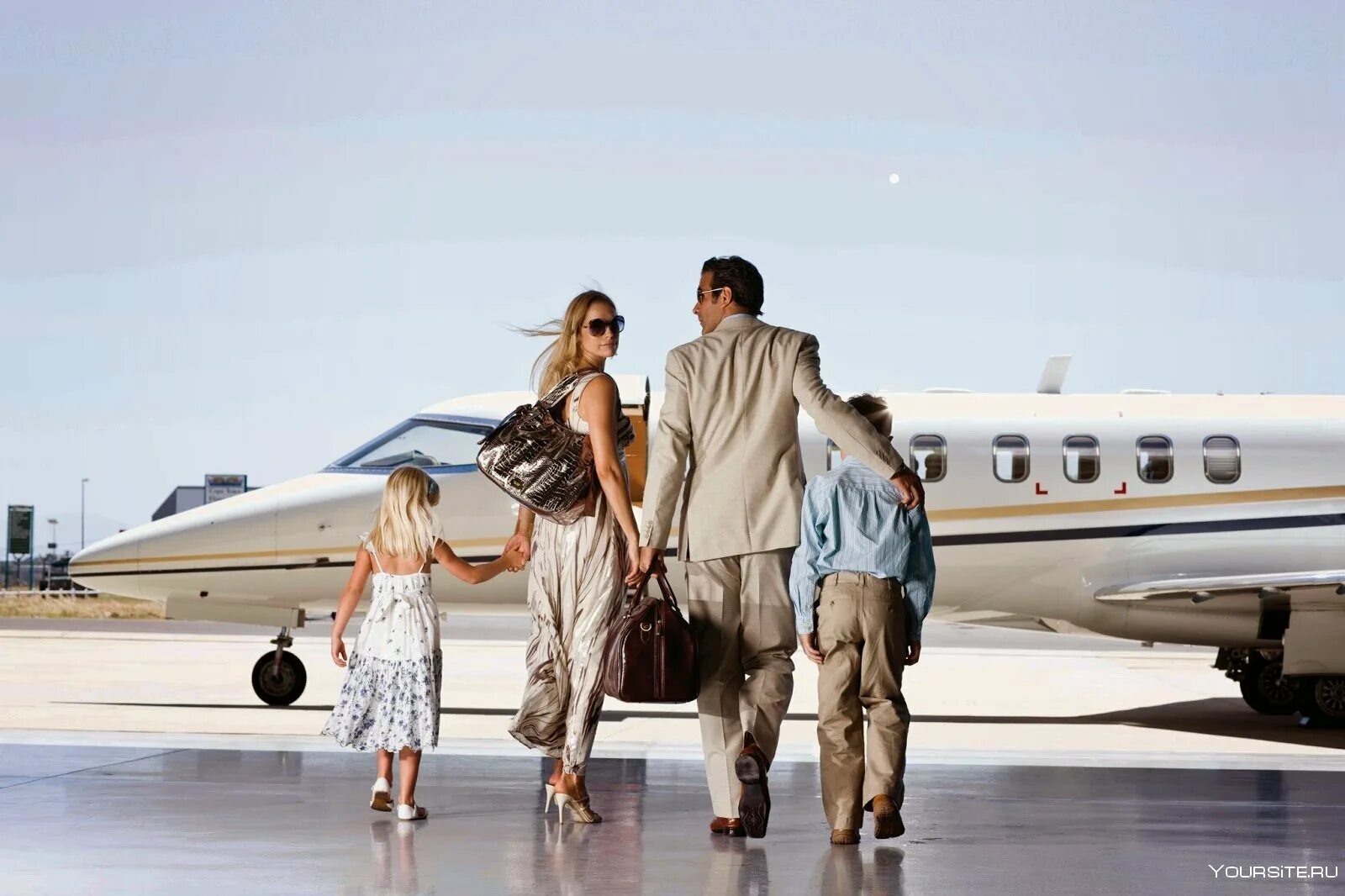 Счастливые богатые пары. Путешествие на самолете. Путешествие с семьей. Роскошь и богатство люди. Фотосессия с самолетом.