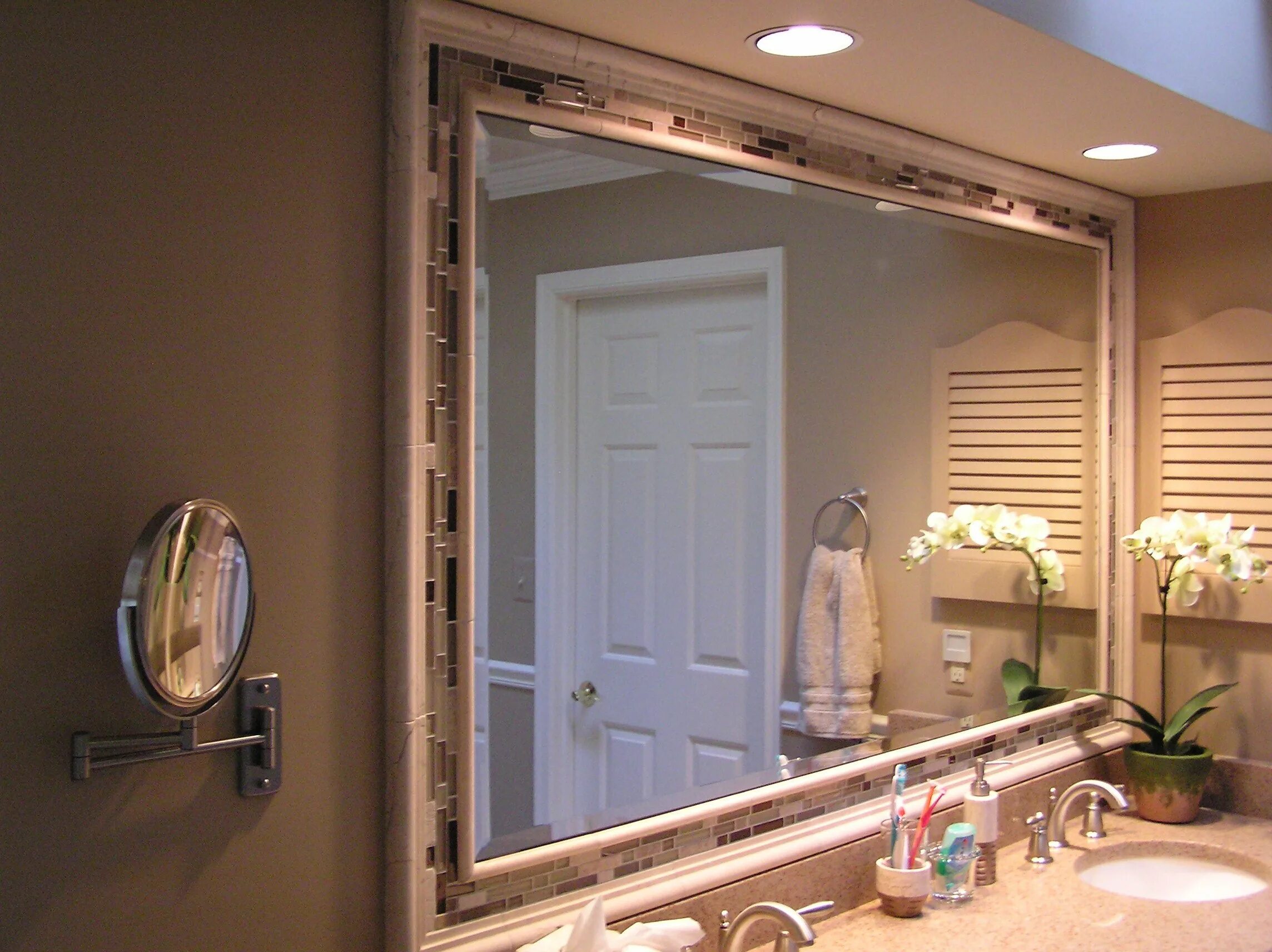 Видеть большое зеркало. Зеркало в ванной. Красивые зеркала в ванную. Зеркало в интерьере ванной комнаты. Зеркало с подсветкой.