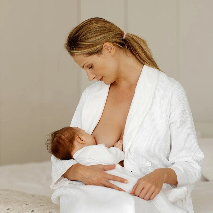Кормление грудью. Кормящая женщина. Мама кормит ребенка грудным молоком. Кормящая мать. Вскармливание фото