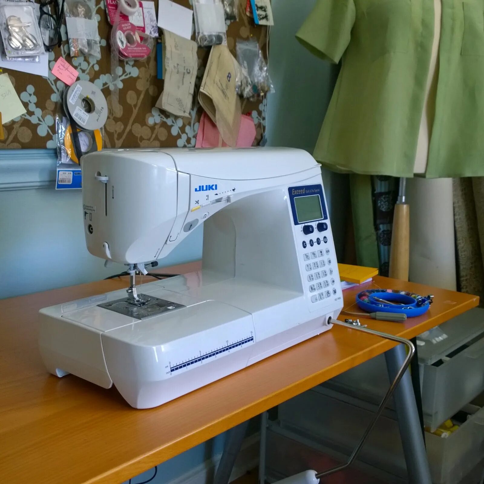 Швейные машинки juki hazael l 600. Juki f400 комплектация. Швейная машинка джуки 600. Juki hzl-f 600. Juki швейная машина f600.