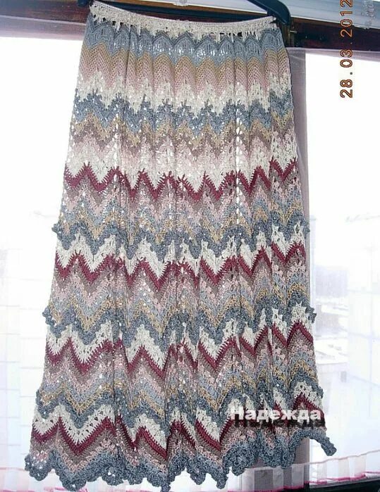 Юбка зигзаг миссони. Юбка зигзаг. Вязаная юбка зигзагом. Зигзаг миссони 2021. Юбка спицами для женщины зигзаг.