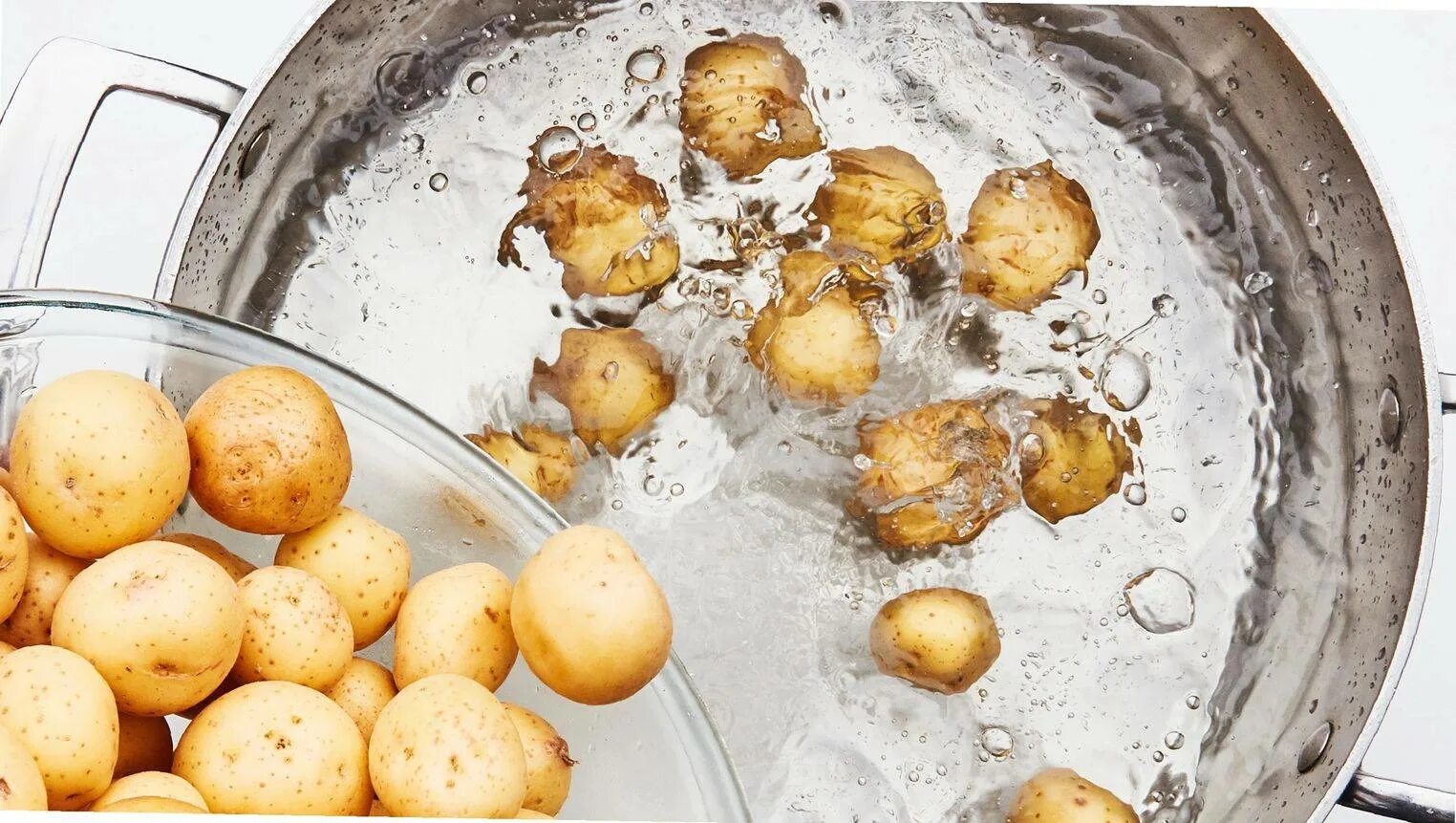Вареная кожура. Картофель. Картошка в кастрюле. Отварить картофель. Вареная картошка.