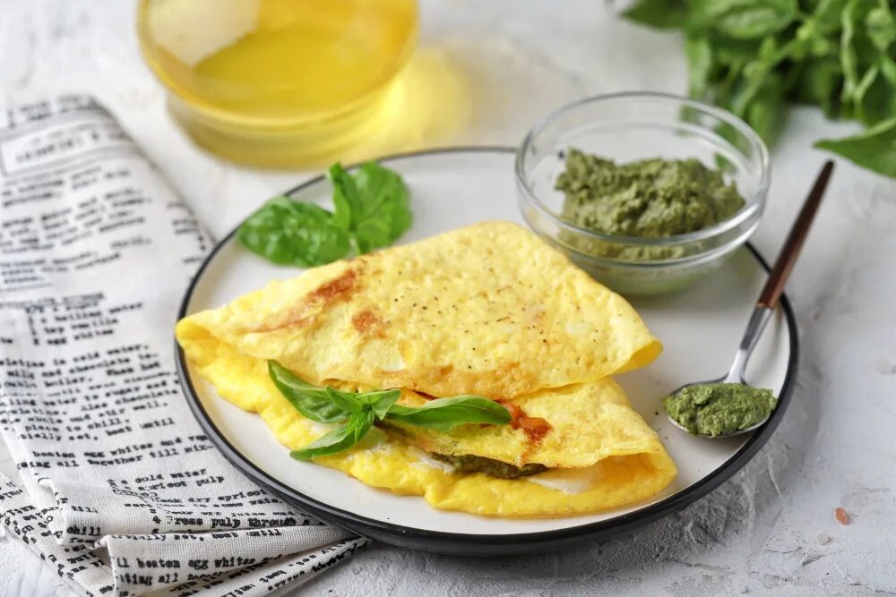 Омлет при похудении можно. Американский омлет скрэмбл. Яичница калории. Яичница с сыром и зеленью. Омлет при похудении можно.