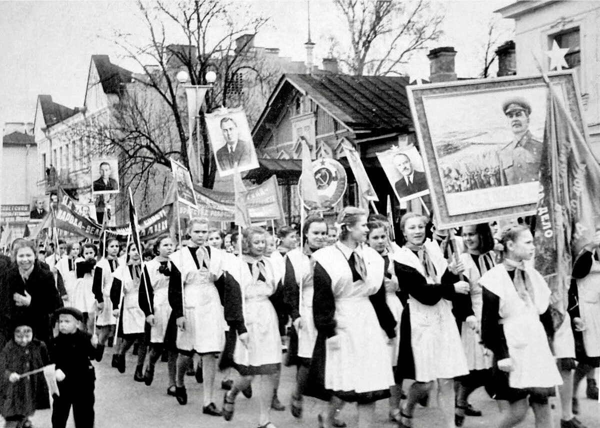 Первомайская демонстрация в СССР 1950. Первомай в Москве 1955г. Пионеры на Первомайской демонстрации. Первомайская демонстрация в СССР 50-Е.