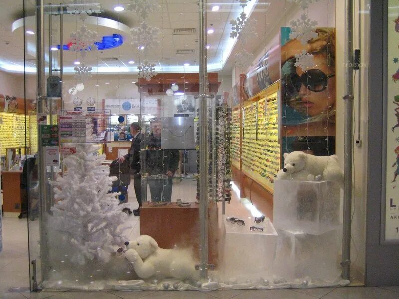 новый год на оптиков. новогодние скидки на очки. новогоднее украшение витрин магазинов. конкурсное украшение магазина на новый год. новый год на оптиков.