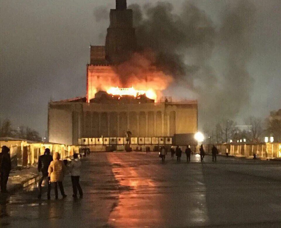 Горивать. Пожар на ВДНХ сейчас в Москве. Пожар в павильоне ВДНХ. Павильон Сибирь на ВДНХ пожар 1993. Пожарные на ВДНХ.