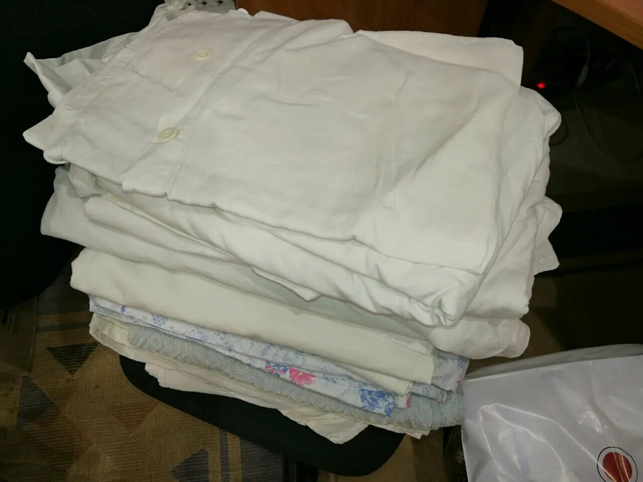 Одеяло в пододеяльник. Старые пододеяльники. Дырявая простыня. Стопка постельного белья. Старый пододеяльник.