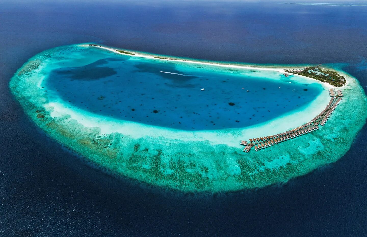 Неизвестный остров. Остров уэйк бателфилд 2. Kuredu island мальдивы. Атолл 3. Атолл 3.