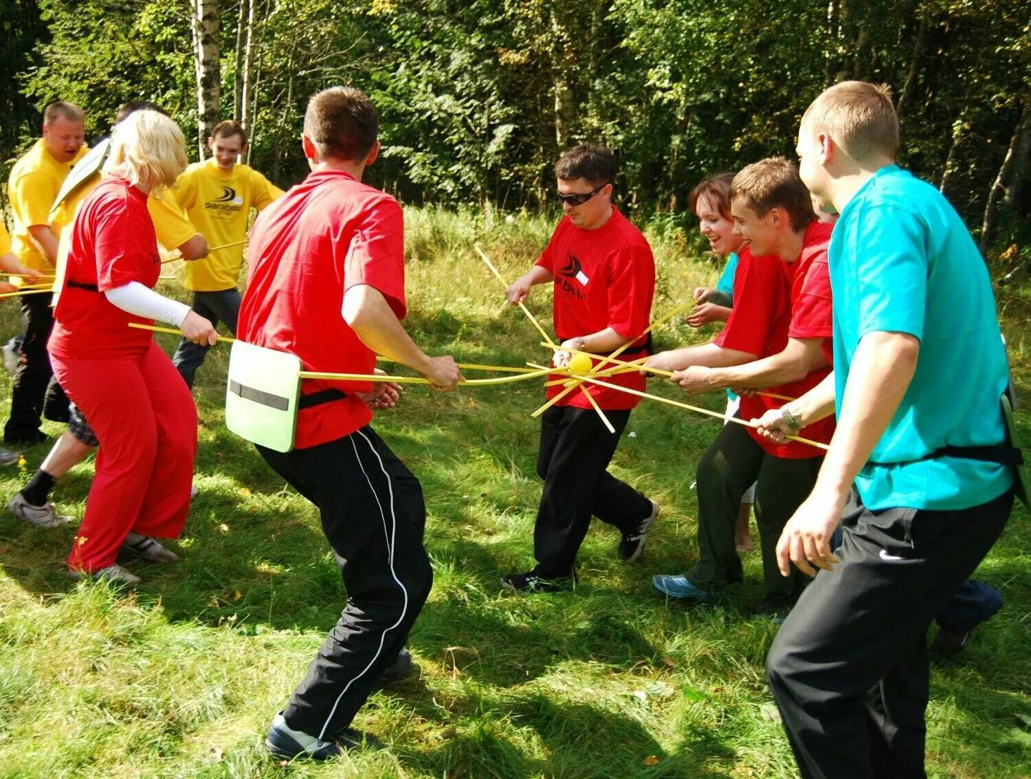 Мальчики против девочек. Спортивные состязания для детей на улице. Перетягивание каната дети. Спортивные состязания для детей. Перетягивание каната игра.