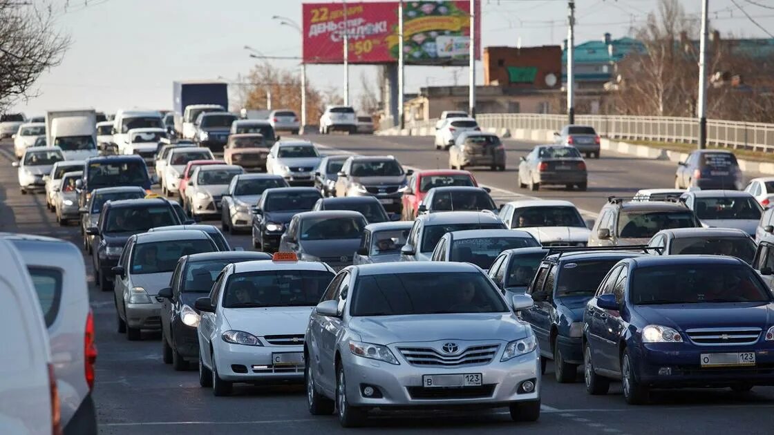 Пробка машин. Много машин на дороге. Автомобили России. Много машин российских. Машины едут на украину