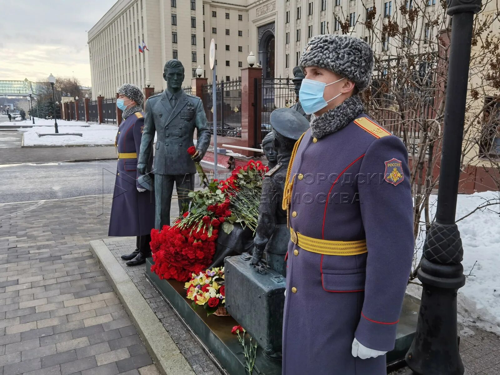 Памятник офицеры на Фрунзенской набережной. Министерство обороны РФ памятник офицеры. Памятники у Министерства обороны на Фрунзенской набережной. Министерство обороны Москва памятник офицерам.