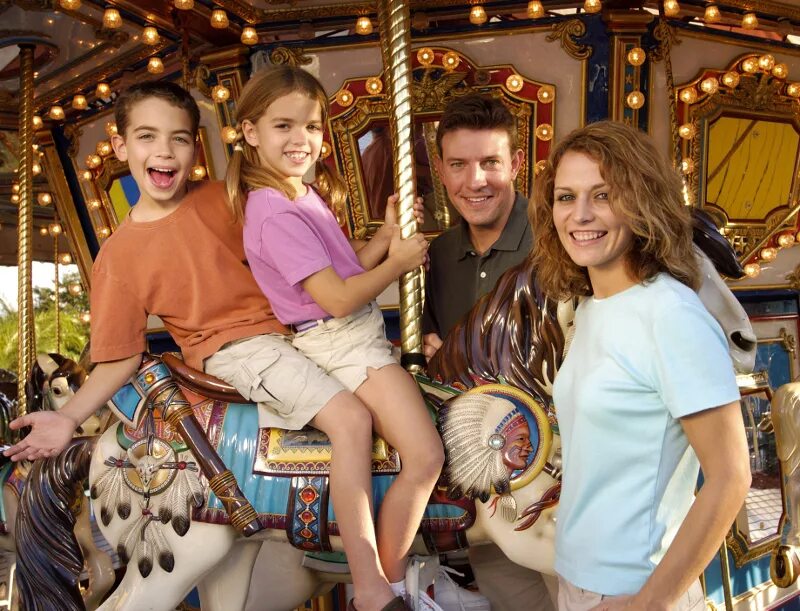 Семья в парке аттракционов. Счастливая семья в парке аттракционов. Семейная фотосессия в парке аттракционов летом. Семья с ребенком в парке развлечений. Семья в парке аттракционов.
